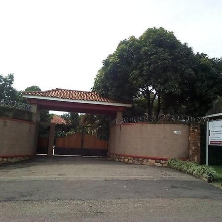 Rosemary Courts Bed And Breakfast Entebbe Exteriör bild